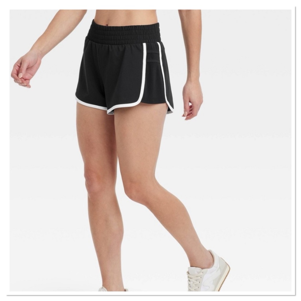 Women’s Woven Mid-Rise Piped Dolphin Shorts All In Motion